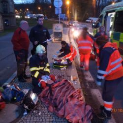 V Plasích srazil motorkář chodce