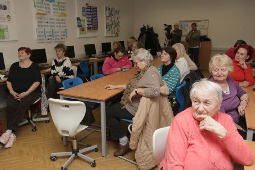Foto: V plzeňském centrálním obvodu se opět vzdělávají senioři na počítačích
