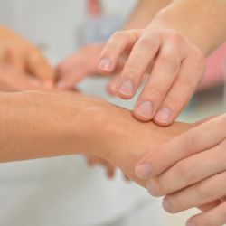 V kraji se šíří svrab, i v tzv. lepších rodinách