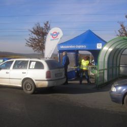 V Plzni budou soutěžit rodiče s dětmi v zábavné Jízdě za vánočním stromkem. Hlaste se