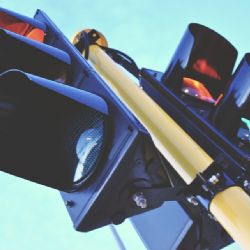 Křižovatky v Plzni budou místo semaforů řídit policisté