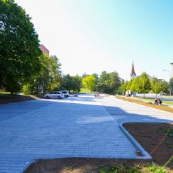 V Plzni chybí parkovací místa, město plánuje nová parkoviště