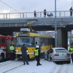 V Plzni dostala řidička smyk, střetla se s tramvají