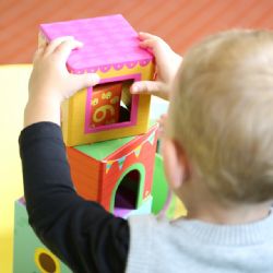 V Plzni nestačí kapacita jeslí, některé školky proto začaly přijímat už dvouleté děti