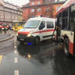  V Plzni se srazila tramvaj s autobusem, 17 cestujících je v nemocnicích