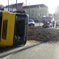 V Plzni se v pondělí převrátil náklaďák s třiceti tunami popela