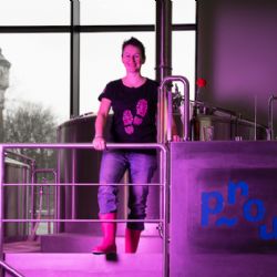 V Plzni vařili na MDŽ pivo v růžových botách