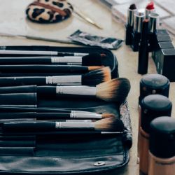 V Plzni vykradli kosmetický salon. Policisté hledají svědky