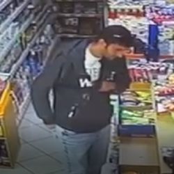 V potravinách v Husově ulici platil falešnou platební kartou. Nepoznáte ho?
