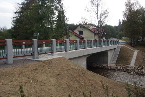 Foto: V Prášilech mají bezpečnější nový most