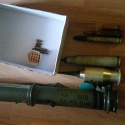 V rokycanském bytě našli bazuku a náboje