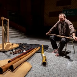 V rozhlase v rámci benefiční výstavy koncertoval Ondřej Smeykal