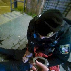 V Šumavské popíjel, s 3,4 promile kopl strážníka do nohy