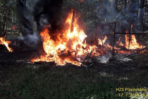 Foto: V Újezdu u Chanovic hořel včelín, škoda 800 tisíc