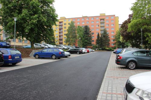 Foto: V zadních Skvrňanech se už lépe parkuje