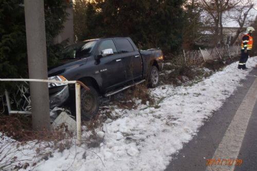 V Žákavě sjelo auto ze silnice, posádka vyvázla bez zranění