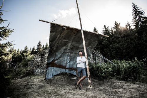 Foto: V zaniklé osadě Bügellohe vlaje plachta hnaná větrem osudu