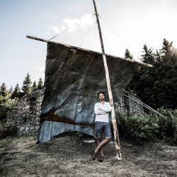 V zaniklé osadě Bügellohe vlaje plachta hnaná větrem osudu