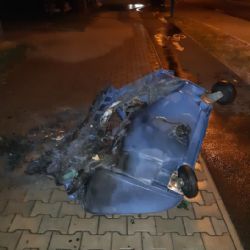 Vandal na Slovanech zapálil kontejnery. Neviděli jste ho?
