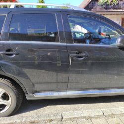 Vandal v Chodové Plané poškodil lak u čtyř aut