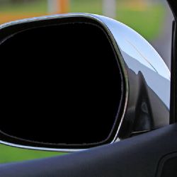 Vandal v Plzni rozbil zpětná zrcátka osmi zaparkovaných aut