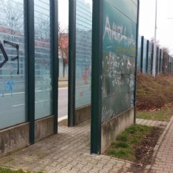 Vandalové poničili protihlukovou stěnu, policisté jim jsou na stopě