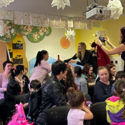 Vánoční spanilá jízda obdarovala klienty i pracovníky v sociálních službách