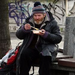 Vařiče, rukavice a další vybavení pro bezdomovce. Plzeň zafinancuje nákup