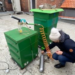 Včely na magistrátních střechách se za péči odměnily devadesáti kily medu