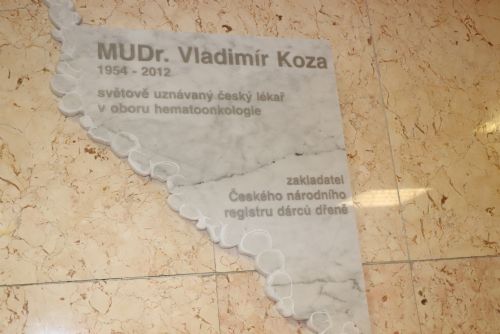 Foto: Ve FN Plzeň byla odhalena pamětní deska lékaře Vladimíra Kozy