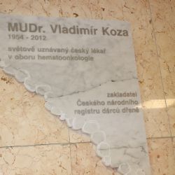 Ve FN Plzeň byla odhalena pamětní deska lékaře Vladimíra Kozy