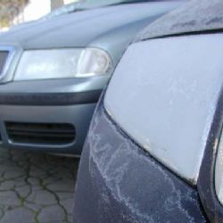 Ve Kdyni poničil zaparkované auto