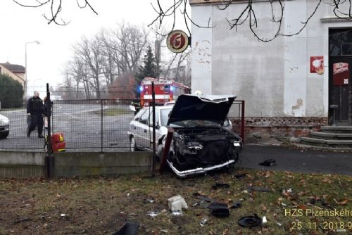 Foto: Ve Staňkově narazil do dvou zaparkovaných aut