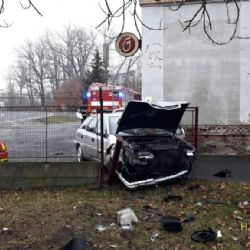 Ve Staňkově narazil do dvou zaparkovaných aut
