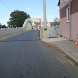 Ve Staňkově poničil fasádu a ujel. Neviděli jste ho?