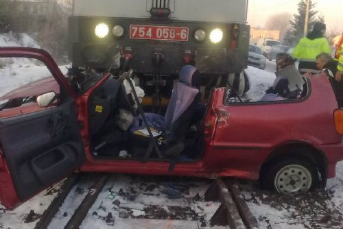 Foto: Ve Vejprnicích vjelo ráno auto pod vlak, tři mrtví
