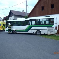 Ve Velharticích boural autobus