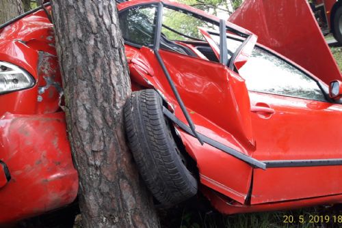Foto: Ve Vodním Újezdu skončilo auto ve stromě