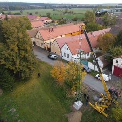 Ve Vstiši postavili místní čápům nový stožár