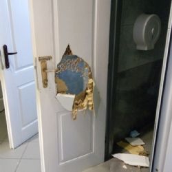 Ve vzteku poničila dveře od toalety na vlakovém nádraží v Plzni