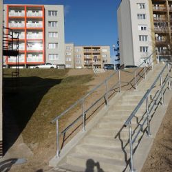 Ve Waltrově ulici mají opravený chodník i se schodištěm