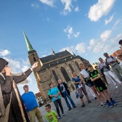 Večerní tematické prohlídky historického centra Plzně se vrací. Od soboty