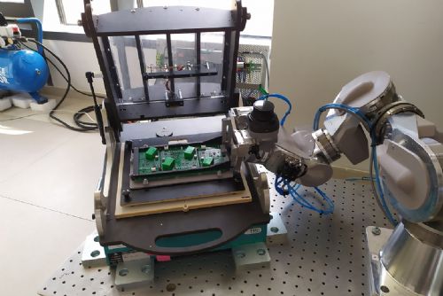Foto: Vědci ZČU vyvinuli robota pro manipulaci v omezeném prostoru