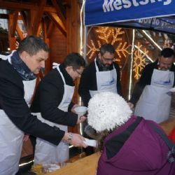 Vedení centrálního obvodu rozdalo sto litrů vánoční gulášovky
