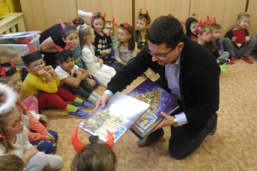 Foto: Vedení plzeňského centrálního obvodu navštívilo školky s mikulášskou nadílkou