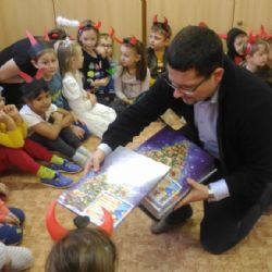 Vedení plzeňského centrálního obvodu navštívilo školky s mikulášskou nadílkou