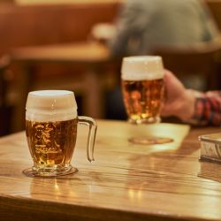 Vesnické hospody lapají po dechu. Prazdroj na jejich záchranu dává desítky milionů 