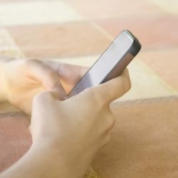 Většina škol v Plzni zakazuje dětem mobily