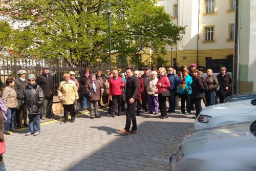 Foto: Více než 70 zájemců vyrazilo v centru Plzně na vycházku se starostou, další už v pátek
