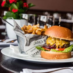 Víkendový gastronomický tip: Burgerový víkend v restauraci Hotelu Kašperk 
